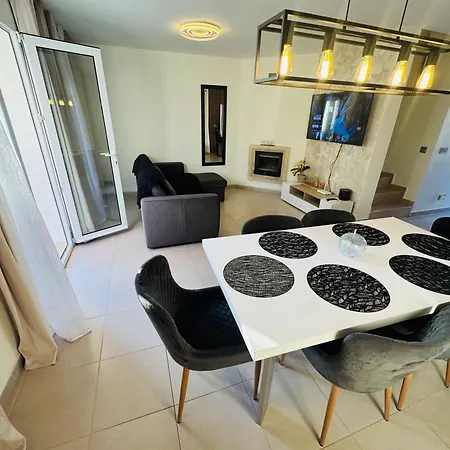 Adosado Entorno Playa Y Montana Tranquilidad Relax Jacuzzi Piscina Wifi Aire Jardin Barbacoa Y Parking Casa vacanze Calpe