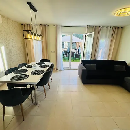 Adosado Entorno Playa Y Montana Tranquilidad Relax Jacuzzi Piscina Wifi Aire Jardin Barbacoa Y Parking Casa vacanze